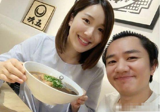 李亚男挺孕肚探班王祖蓝, 贴心送牛肉面闪瞎众人