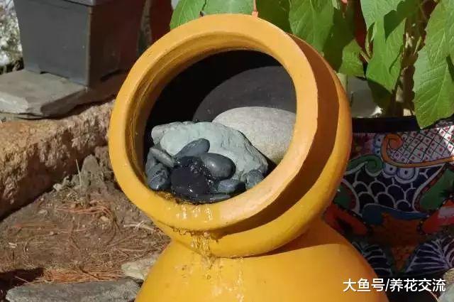 用废弃的大陶罐制作成精致而自然的喷泉, 放花园里正适合