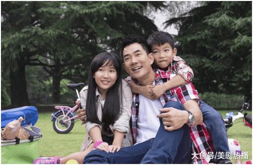 52岁任贤齐携家人出街被拍! 发福严重, 大肚腩像怀胎9个月!