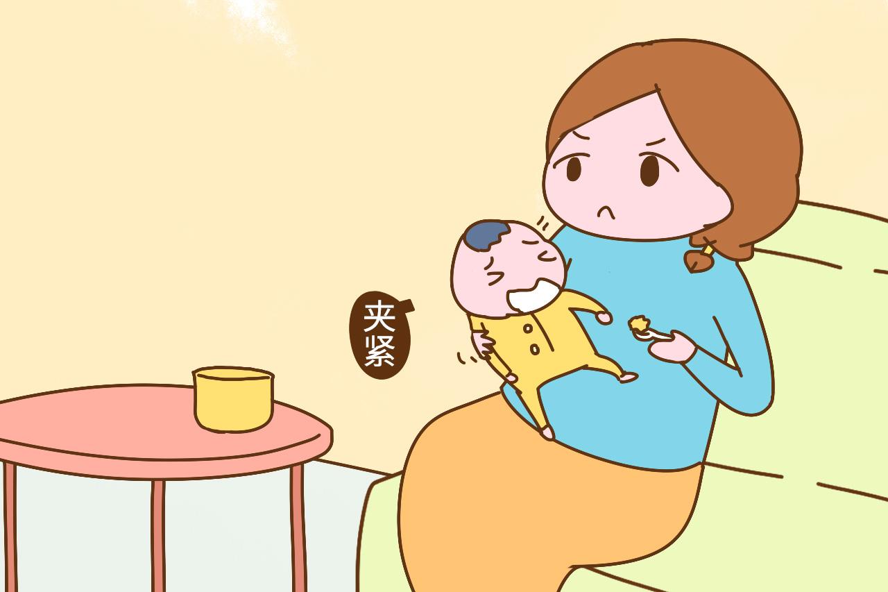 孩子有这个信号, 是想要自己吃饭了, 不想以后追着喂就抓住机会