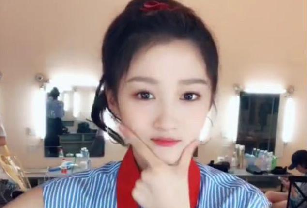 关晓彤自拍美颜过度, 鼻子消失一半? 网友: 戒指最抢镜