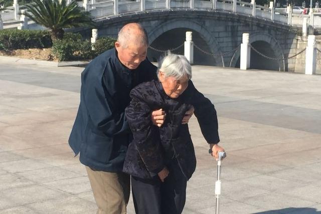 这3种走路姿势最危险! 损健康还减寿命! 你中招了吗?