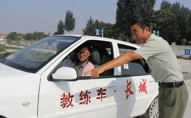男子驾校补考科二, 猝死车中, 医生警告: 身体这处“痛”要当心!