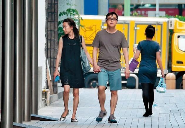 57岁庾澄庆11月将三度当爸 主播娇妻挺孕肚出街