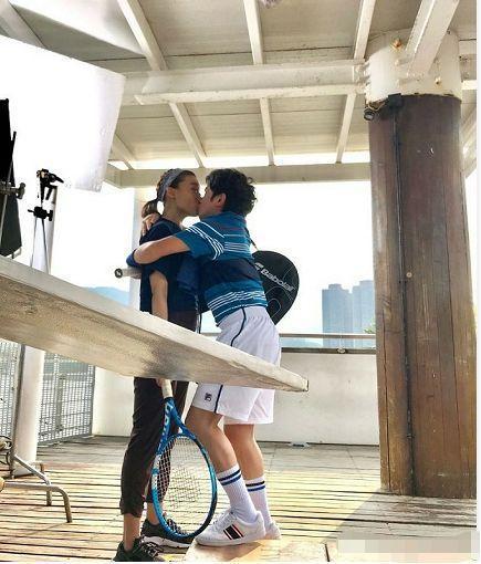 李亚男挺孕肚探班王祖蓝, 贴心送牛肉面闪瞎众人