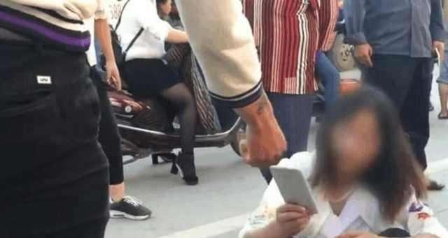 情侣买车男友试车后, 丢下女友再也没回来!