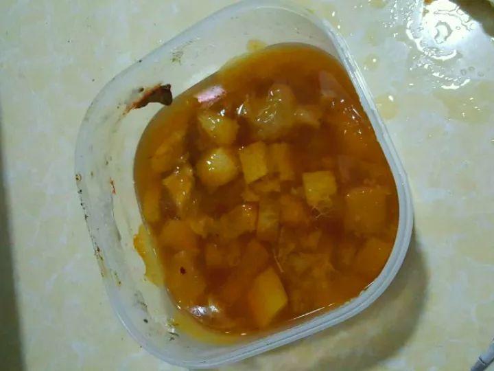 胡萝卜泡水来一碗, 花喝了变的红艳艳, 根都撑爆了盆!