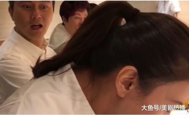 张智霖夫妇与古巨基等好友聚餐, 席间玩这个! 网友: “尺度”太大