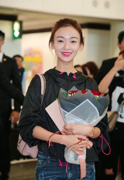 “魏璎珞”吴谨言人气火爆, 大量粉丝接机, 身边八九个保镖护驾