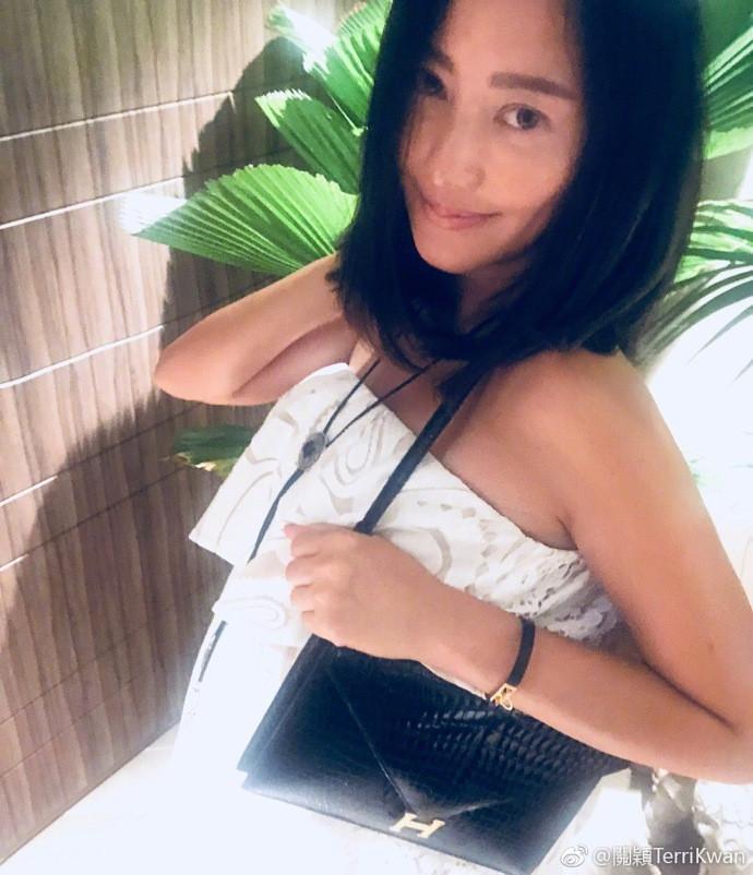 42岁名媛关颖挺7个月孕肚聚餐, 身材纤细似少女