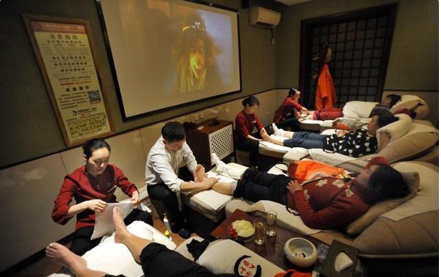 5岁孙子被爷爷带进按摩店做这种事, 回家后1小时男孩瘫痪