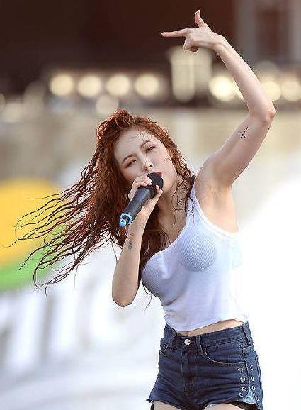 女团热舞穿衣显心机? 泫雅三角裤当短裤, 她直接穿泳衣惹争议!