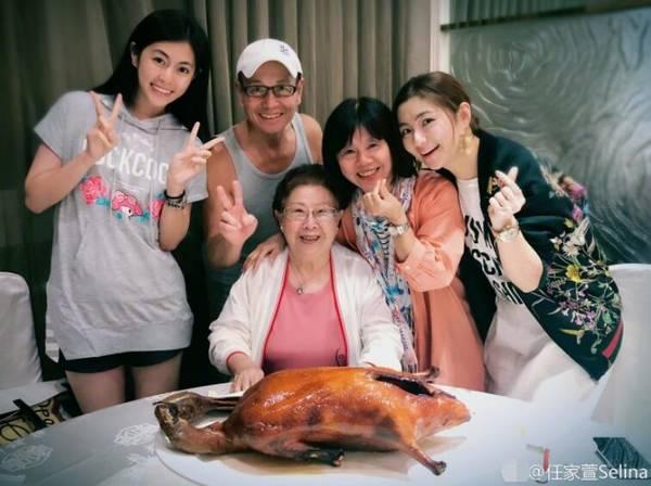 Selina全家聚餐庆母亲节 自嘲穿恨天高还比妹妹矮一截