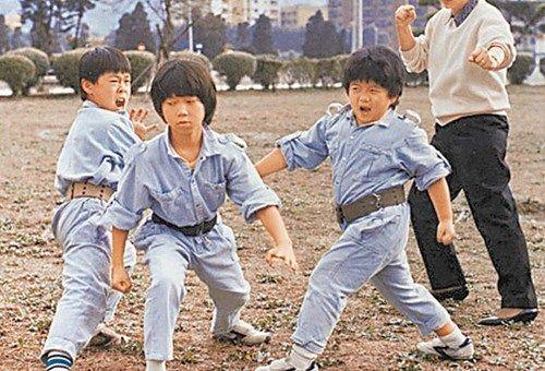 他11岁就大红大紫, 却在监狱里蹲了20年, 给父亲奔丧还得戴手铐