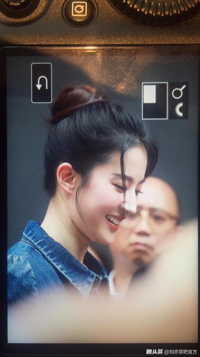 路人偶遇刘亦菲, 身穿牛仔裙瘦了超多, 神仙姐姐美回颜值高峰!