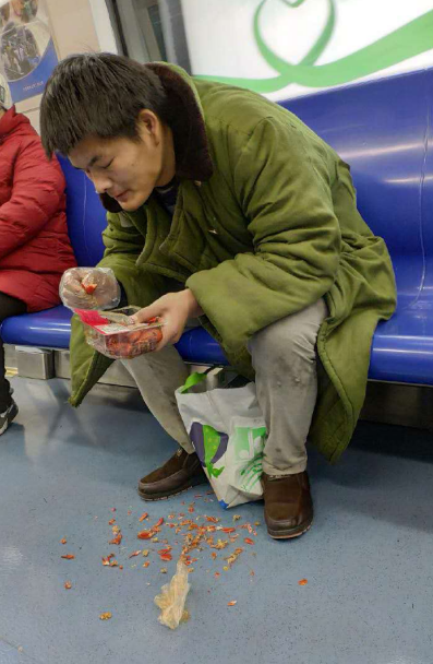 前天，北京地铁2号线上，一男乘