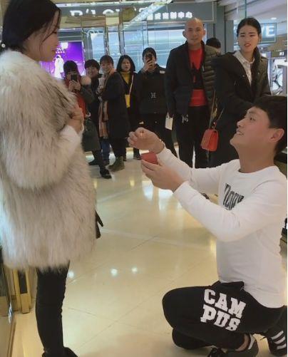 小伙在金店求婚成功, 之后跟销售员道谢, 女友看到后立马跟他分手