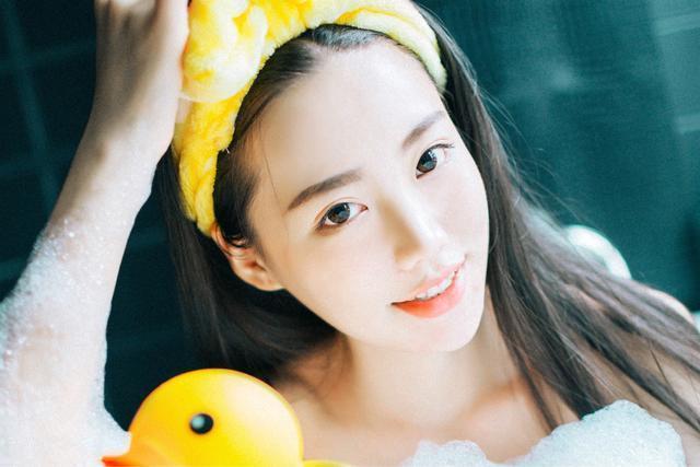 女人对你动情的时候, 会给你这五个身体暗示!