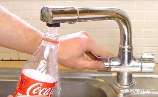 将废弃的塑料瓶改造成自动喷水器, 只需搭配一些软管和胶带