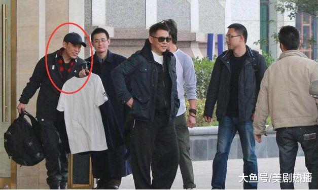 李连杰月薪10万请亲哥当私人助理, 网友: 这么低, 你哥还住平房呢