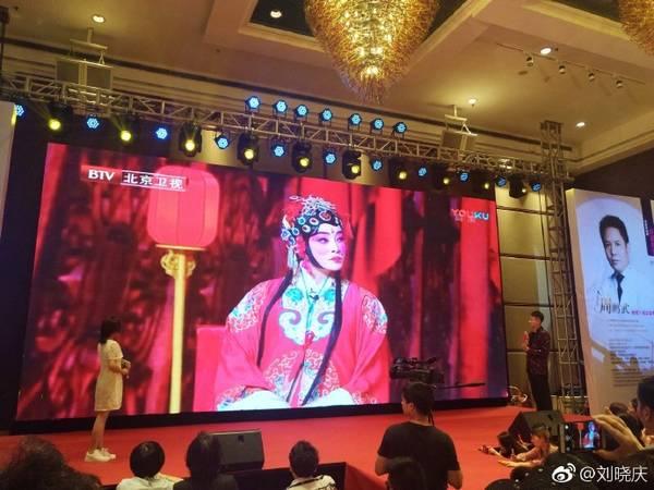 刘晓庆练书法捂胸口, 网友: 手上的大玉镯子又抢镜了
