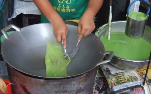 农村大妈做的小吃, 10块钱一份, 不少人不愿意买, 却很喜欢吃!
