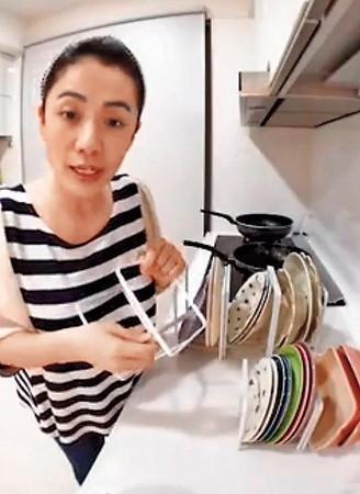 她遭丈夫背叛, 为养仨孩子做网红, 卖假货捞金千万
