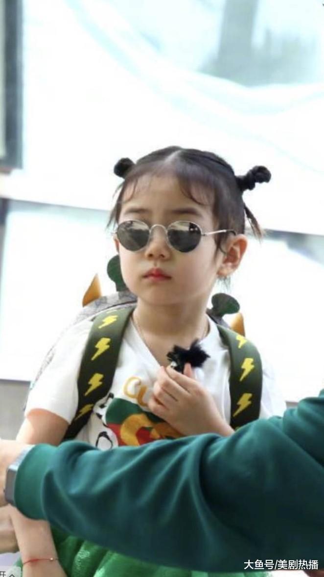 戚薇一家三口现身机场, 女儿正面照初曝光! 原来是在带娃录节目!