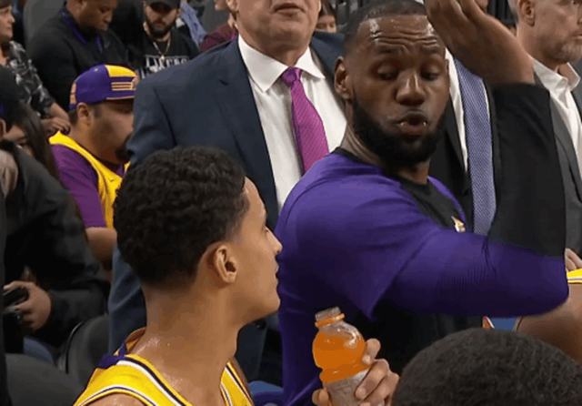 詹老师场边指导库兹马！！！