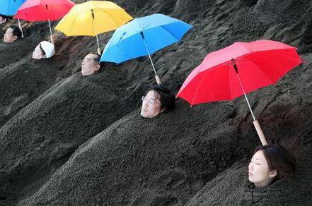 国外一群人选择把自己身体埋在沙土中, 得知原因让人不禁拍手称赞