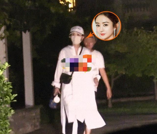 31岁赵丽颖休息期深夜出门遛弯, 保温杯不离手活成退休老人