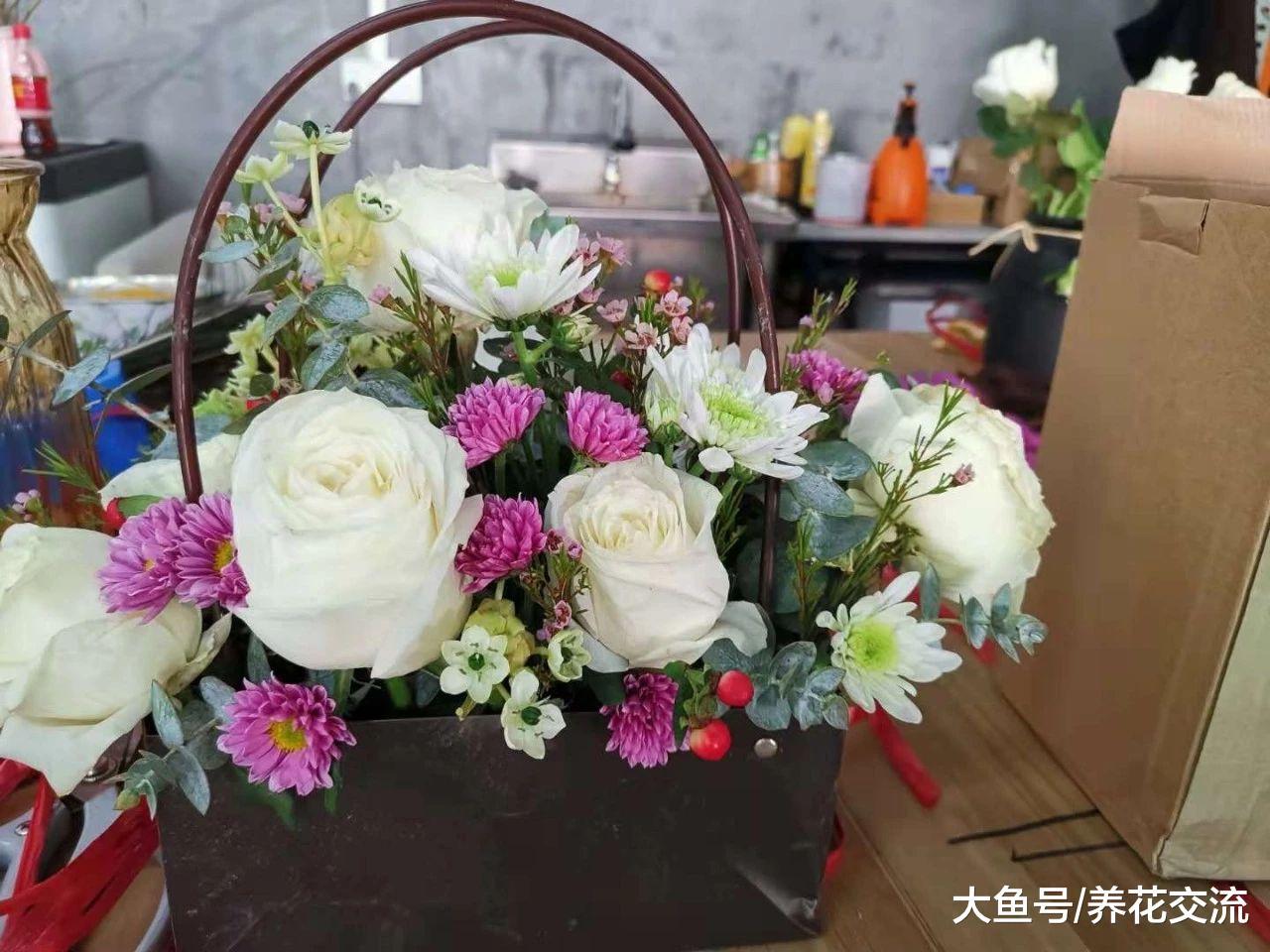 小玻璃瓶这样安排出插花, 让植物花卉变得简单时尚