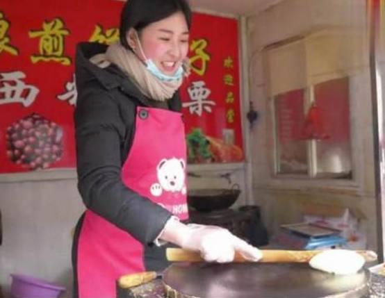 90后美女卖煎饼, 因颜值高被称为“煎饼西施”!