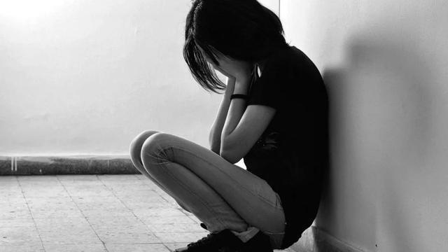21岁女孩出国留学, 回国后抑郁跳楼! 母亲大哭: 都是他男友害的