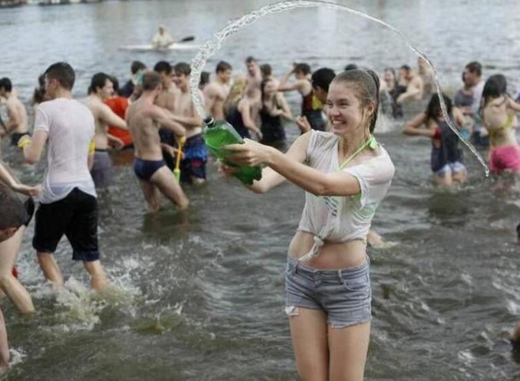 疯狂的乌克兰泼水节, 男生见到年轻貌美的女生就集体“围剿”!