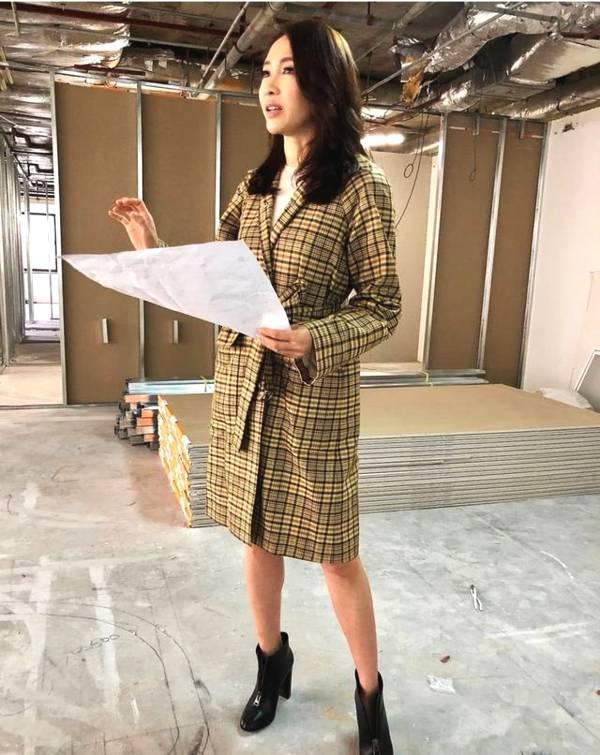47岁黎姿开店 现身施工现场竟穿高跟鞋短裙