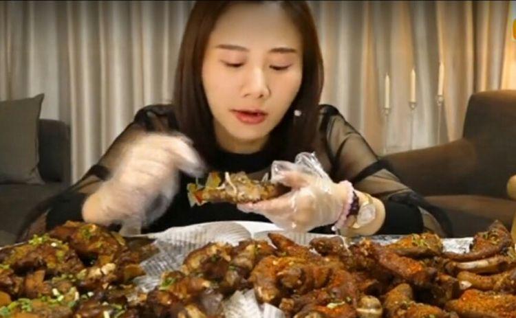 美女直播吃肘子, 自己吃的倍儿香, 观众看的想吐
