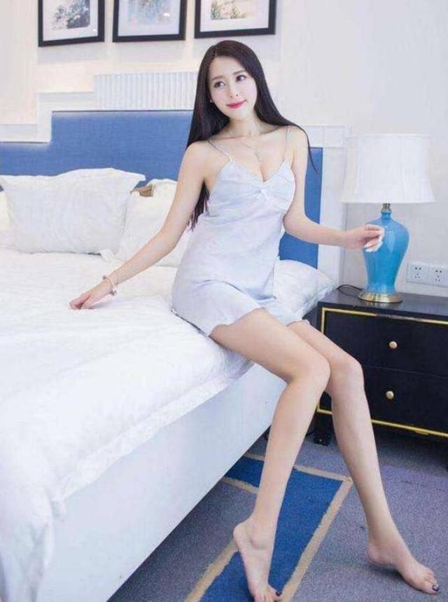 女人这些肢体动作, 是在叫你赶紧进攻, 男人要懂得!
