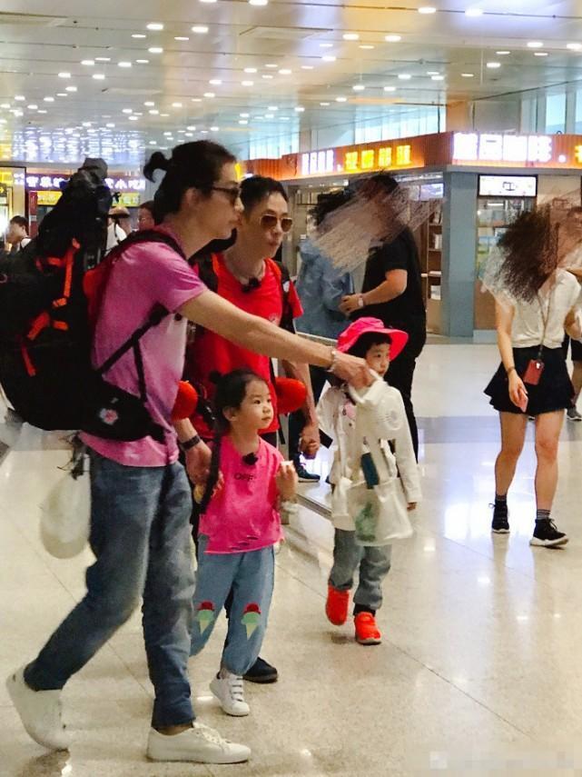 朱茵女儿和戚薇女儿同框可爱满分, 但她一家三口哭成一团啥情况?