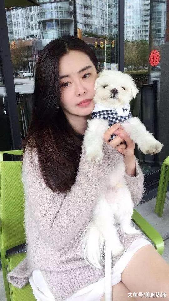 王祖贤再曝近照, 长发飘飘颜值依旧! 网友: 完全看不出女神50岁!