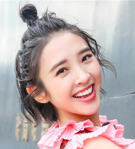 关晓彤&鹿晗深更半夜洒狗粮, 一模一样的“朝天揪”说实话, 我也会!