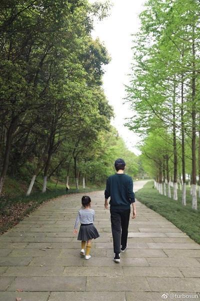 孙俪邓超分别带儿女出游 娘娘抢沙发吐槽邓超带娃