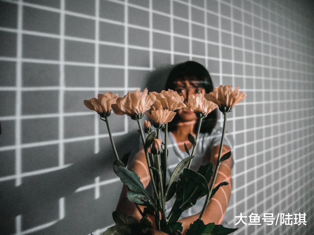 公交车家暴无人阻拦: 路人的冷漠, 也是隐形伤害