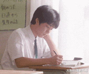 他是日本最后的美少年, 却因恋爱打人惨遭封杀, 如今成落魄大叔!