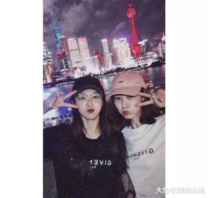 唐嫣和闺蜜夜游黄浦江, 卖萌嘟嘴超可爱! 网友: 长得好看的都扎堆