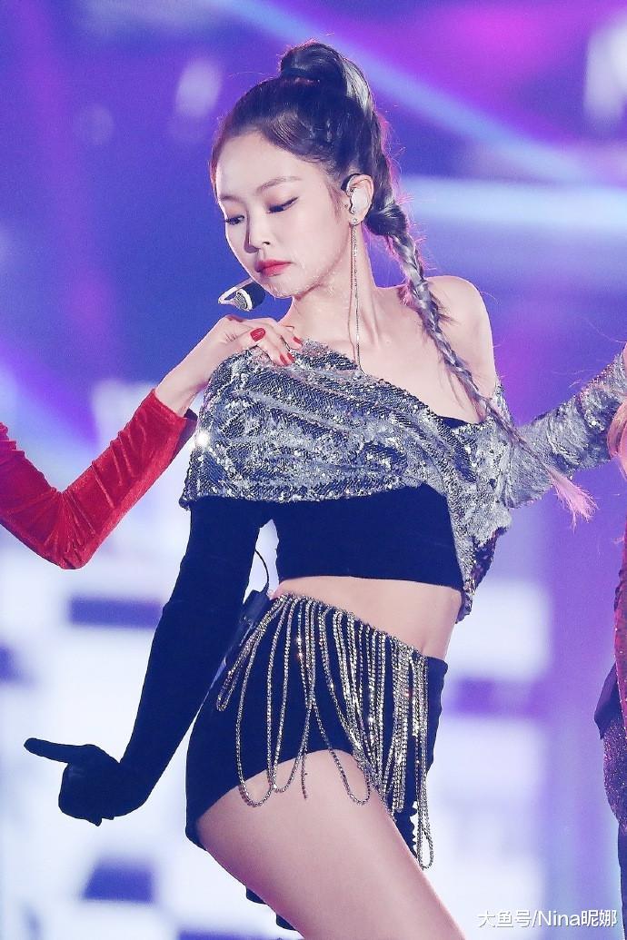 jennie的舞台造型越来越大胆了,性感短装配银色装饰,妥妥c位出镜
