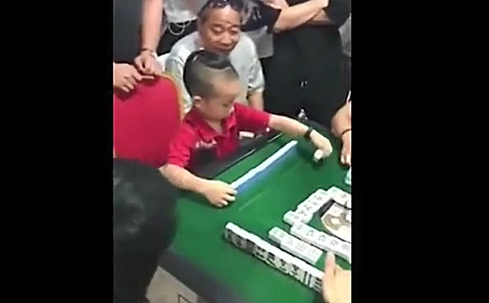 5岁熊儿子打麻将比我都6, 公公在后面震场, 我该怎么办? 在线急等