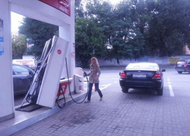 女司机失误差点引爆加油站! 网友: 应禁止“女魔头”开车上路!