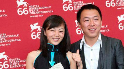 44岁黄渤罕见谈妻子: 有糖全要给她, 糟糠之妻不可弃