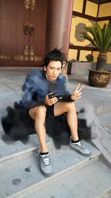 关智斌晒助理视角近照 瘫坐抬大长腿造型抢镜